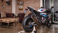 Model M RR atau M 1000 RR diklaim memiliki tenaga dan torsi puncak yang lebih besar dibandingkan model S 1000 RR pendahulunya. Foto: Dok. BMW Motorrad Indonesia