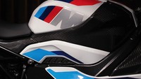 Imbuhan material karbon yang disematkan di beberapa part dan dipasangnya sayap (winglet) di area depan, bikin aura balap di motor ini makin terasa. Foto: Dok. BMW Motorrad Indonesia