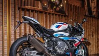Menariknya, dengan bobot yang ringan, BMW M 1000 RR diklaim memiliki output tenaga mencapai 212 dk pada 14.500 rpm dengan torsi puncak 113 Nm pada 11.000 rpm. Foto: Dok. BMW Motorrad Indonesia