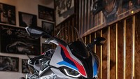 Secara tampilan, M 1000 RR mengadopsi motor superbike, dengan spesifikasi mesin serupa untuk unit yang digunakan pada ajang WorldSBK juga BSB. Foto: Dok. BMW Motorrad Indonesia