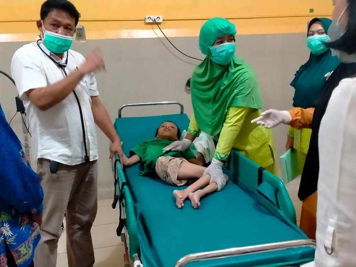 Bocah di Ngawi diikat di tilang rumah selama 2 tahun. Kini, bocah tersebut dibawa ke RS untuk dilakukan pengecekan kaki yang lumpuh sejak lahir.