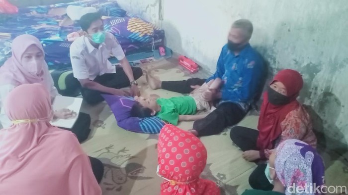 Bocah di Ngawi diikat di tilang rumah selama 2 tahun. Kedua kaki bocah itu diikat bukan tanpa alasan.