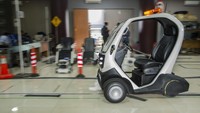 Peneliti mengoperasikan penggunaan kendaraan listrik Micro Electric Vehicle-Teleoperated Driving System (MEVi) di Badan Riset dan Inovasi Nasional (BRIN), Bandung, Jawa Barat, Rabu (16/2/2022).