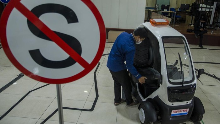 BRIN KEMBANGKAN KENDARAAN LISTRIK TANPA PENGEMUDI Peneliti mengoperasikan penggunaan kendaraan listrik Micro Electric Vehicle-Teleoperated Driving System (MEVi) di Badan Riset dan Inovasi Nasional (BRIN), Bandung, Jawa Barat, Rabu (16/2/2022). BRIN melalui Organisasi Riset Ilmu Pengetahuan Teknik (OR IPT) melakukan pengembangan dan penelitian kendaraan listrik ramah lingkungan yang bisa digunakan secara otonom atau tanpa pengemudi serta difungsikan melalui teleoperation dengan harapan menjadi salah satu kendaraan yang digunakan di Ibukota Negara (IKN) Nusantara. ANTARA FOTO/Novrian Arbi/YU