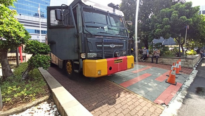 Buruh Demo di Depan Kantor Menaker