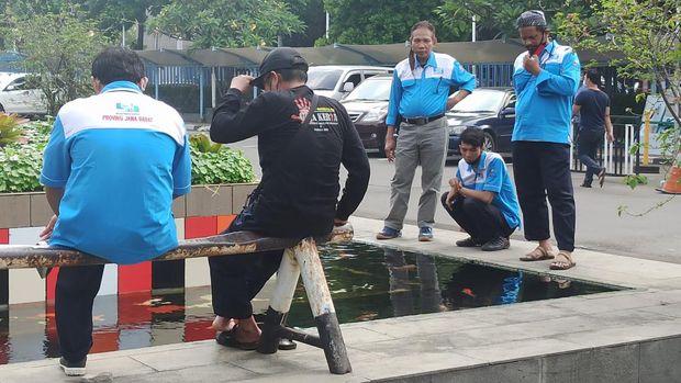 Buruh Demo di Depan Kantor Menaker