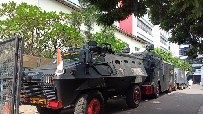 Buruh Demo di Depan Kantor Menaker
