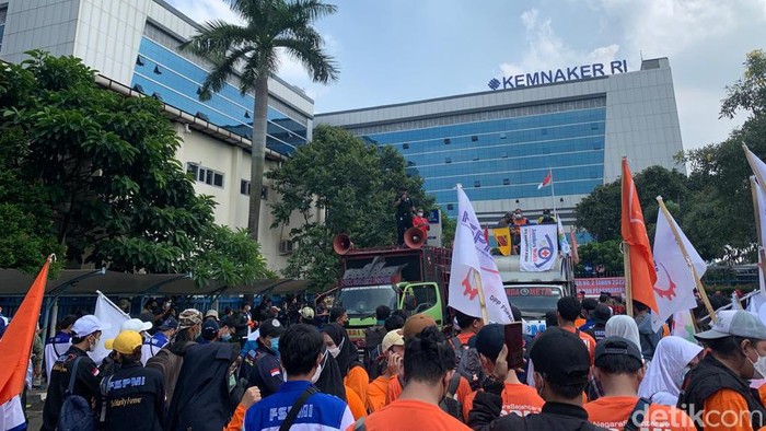 Buruh demo di Kemnaker