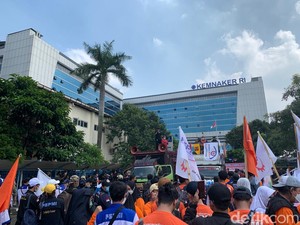 Demo Tolak Aturan JHT, Massa Buruh Tiba di Kantor Kemnaker