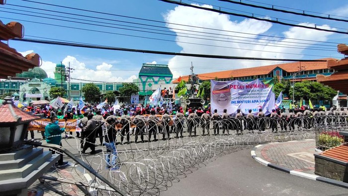 Buruh Turun ke Jalan Protes Kebijakan Menaker Soal JHT