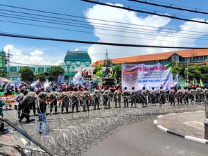 Buruh Geruduk DPRD Jatim Protes Kebijakan Menaker Soal JHT