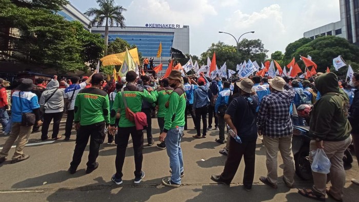 Demo Buruh di Depan Kantor Menaker