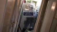 Polisi anti huru hara mendobrak pintu apartemen yang disewa Ganna Drozdovych, di Barcelona, Spanyol (14/1/2022). Polisi mengusir Ganna karena belum membayar sewa apartemen.
