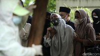 Keluarga Dorce juga terlihat tak bisa menahan isak tangis. Jenazah Dorce Gamalama diazani salah satu pihak keluarga.