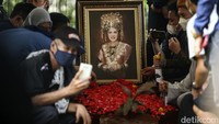 Dorce Gamalama meninggal dunia pada 16 Februari 2022. Keluarga memutuskan memakamkan Dorce di TPU Bantar Jati, Jakarta Timur. Foto: Rifkianto Nugroho