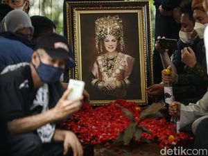 Notaris Akan Ungkap Wasiat Dorce Gamalama Setelah 40 Hari