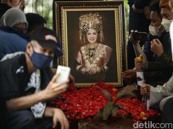 Dorce Dimakamkan di TPU Bantar Jati Sejumlah petugas memakamkan jenazah Dorce Gamalama di TPU Bantar Jati, Jakarta Timur, Rabu (16/2/2022). Pemakaman tersebut menggunakan prokes COVID-19.
