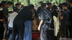 Momen Pemakaman Dorce Gamalama di TPU Bantar Jati
