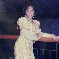 Nama Dorce Gamalama pastinya sudah tidak asing didengar. Dorce sendiri sudah cukup lama meniti karier di dunia hiburan tanah air. Bahkan demi kariernya di dunia hiburan, Dorce rela meninggalkan pendidikannya. Beginilah penampilan Dorce Gamalama di awal kariernya. Foto: dok. Instagram Dorce Gamalama