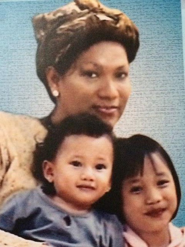 Dorce juga mengadopsi tiga orang anak yang bernama Rizky, Fatimah, dan Khadijah. Anak-anak angkatnya itu diperlakukan oleh Dorce sudah seperti anaknya sendiri. Foto: Instagram