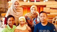 Anak-anak angkat Dorce beberapa sudah dewasa, bahkan sudah berkeluarga. Foto: Instagram Dorce Gamalama