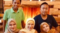 Dorce juga mengantarkan anak angkatnya untuk menikah. Foto: Instagram Dorce Gamalama