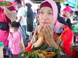 Dorce Gamalama Selalu Sedekah untuk Kaum Dhuafa