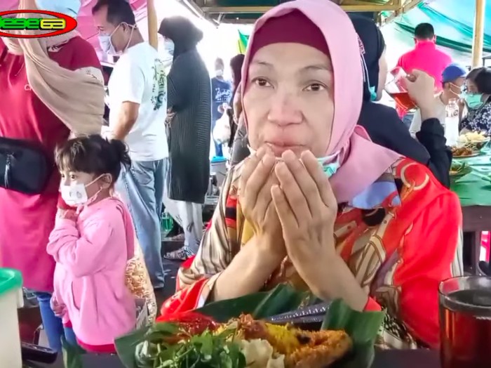 Dorce Gamalama tak gengsi saat makan nasi kuning di warung kaki lima
