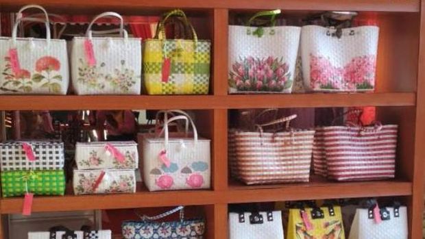 Dulunya Pemulung, Pria Ini Kantongi Ratusan Juta dari 'Sulap' Tali Jadi Tas Dulunya Pemulung, Pria Ini Kantongi Ratusan Juta dari 'Sulap' Tali Jadi Tas
