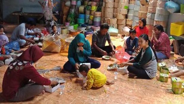 Dulunya Pemulung, Pria Ini Kantongi Ratusan Juta dari 'Sulap' Tali Jadi Tas