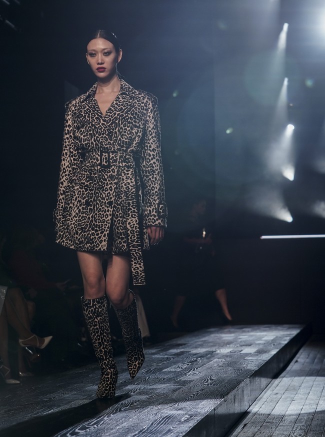 Fashion show koleksi Michael Kors Fall/Winter 2022 menampilkan busana yang menggambarkan tentang ketangguhan, kepercayaan diri, kekuatan dan juga kebenaran. Foto: Dok. AP Photo/Bebeto Matthews.