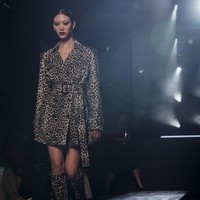 Fashion show koleksi Michael Kors Fall/Winter 2022 menampilkan busana yang menggambarkan tentang ketangguhan, kepercayaan diri, kekuatan dan juga kebenaran. Foto: Dok. AP Photo/Bebeto Matthews.