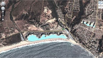 Kolam renang terbesar di dunia yang berlokasi di di Algarrobo, Valparaíso, Chile. Foto: Dok. Google Earth