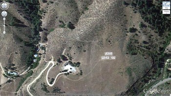 Tulisan raksasa Jesus Loves You terletak Hutan Nasional Boise, Boise, Idaho, AS. Foto: Dok. Google Earth
