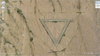 Gambar segitiga raksasa di kawasan Wittmann, Arizona, Amerika Serikat. Foto: Dok. Google Earth