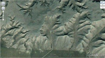 The Badlands Guardian adalah gambaran kepala suku Indian, terletak di lokasi 50°00′38.20″N, 110°06′48.32″W dekat Medicine Hat di arah Tenggara Alberta, Kanada. Foto: Dok. Google Earth