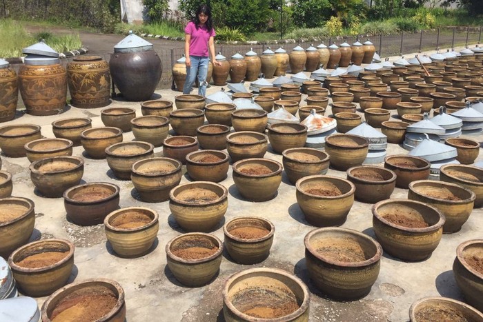 Guci berusia 100 tahun lebih yang digunakan untuk menyimpan tauco