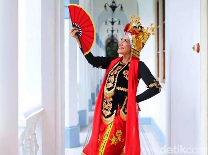 Hetty Andika Perkasa gunakan kostum banyuwangi
