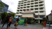 Pemda DIY mengaktifkan shelter Hotel Mutiara sebagai lokasi isolasi terpadu pasien Corona sejak Sabtu (12/2/2022).