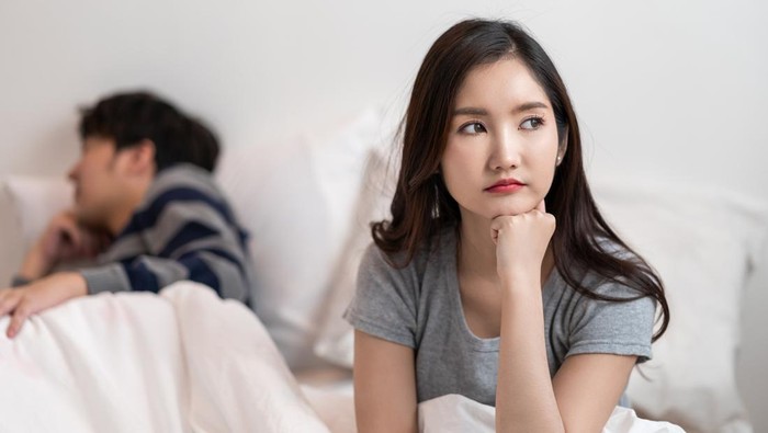 ilustrasi pasangan Asian Couple relationship difficulties, conflict and people concept - unhappy Asian couple having an argument at bedroom