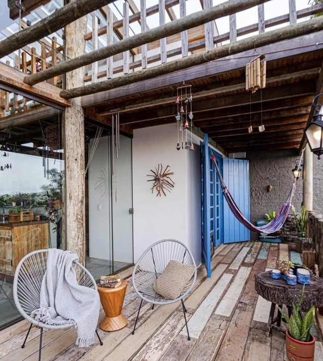 Teras cukup luas sampai bisa menampung banyak bangku sebagai area duduk-duduk. (Foto: Dok: Instagram/Terra e Tuma Arq)