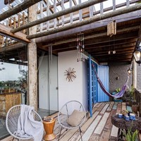 Teras cukup luas sampai bisa menampung banyak bangku sebagai area duduk-duduk. (Foto: Dok: Instagram/Terra e Tuma Arq)