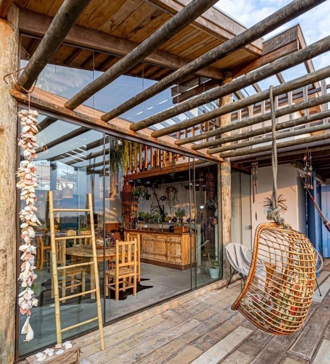 Nge-chill di teras juga nyaman sambil duduk di hammock. Bagian atas dibiarkan terbuka sehingga menyajikan panorama yang lebih luas. (Foto: Dok: Instagram/Terra e Tuma Arq)