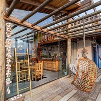 Nge-chill di teras juga nyaman sambil duduk di hammock. Bagian atas dibiarkan terbuka sehingga menyajikan panorama yang lebih luas. (Foto: Dok: Instagram/Terra e Tuma Arq)