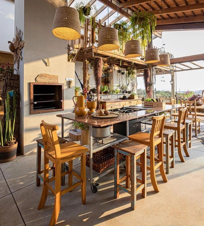 Ruang makannya bak restoran. Terdapat area island yang dimanfaatkan sebagai meja makan. (Foto: Dok: Instagram/Terra e Tuma Arq)