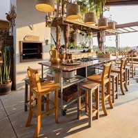 Ruang makannya bak restoran. Terdapat area island yang dimanfaatkan sebagai meja makan. (Foto: Dok: Instagram/Terra e Tuma Arq)