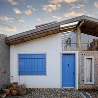 Sepintas, rumah ini terlihat biasa-biasa saja dengan pintu dan jendela kayu berwarna biru. (Foto: Dok: Instagram/Terra e Tuma Arq)