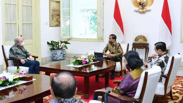 Presiden Joko Widodo menerima sejumlah pimpinan Bank Dunia di Istana Merdeka, Jakarta, Rabu (16/2). Nah, penasaran seperti apa gaya Jokowi?