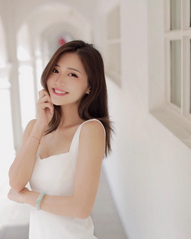 Seorang selebgram bernama Irene Zhao baru-baru ini melelang koleksi foto-fotonya di NFT dan untung puluhan miliar. Dijual di situs Opensea, dilaporkan koleksi tersebut menghasilkan S$7,5 juta atau sekitar Rp 80 miliaran.Foto: Instagram @b1gqing