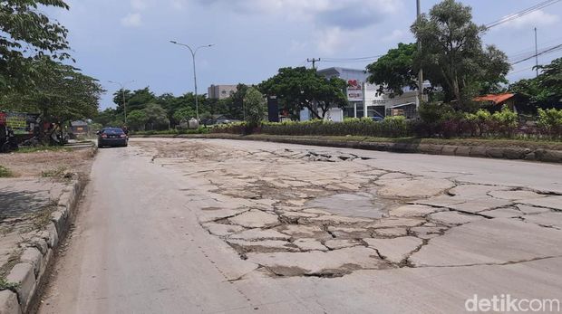 Jalan Lingkar Selatan (JLS) yang merupakan jalur wisata ke Anyer, Banten, rusak. Kondisi beton jalan tersebut tampak retak-retak dan membahayakan pengendara. (M Iqbal/detikcom)